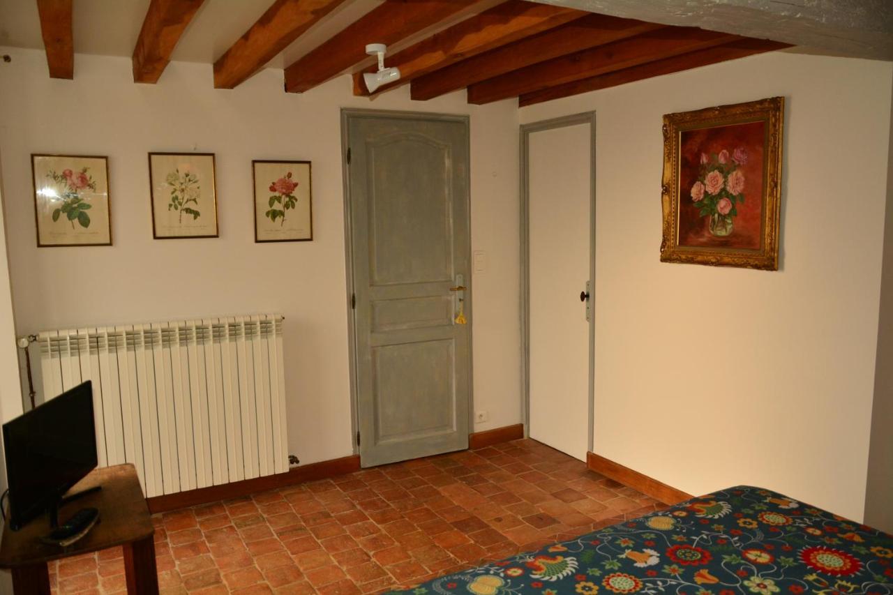 Le Vieux Saule Hotel Saints-en-Puisaye Bagian luar foto