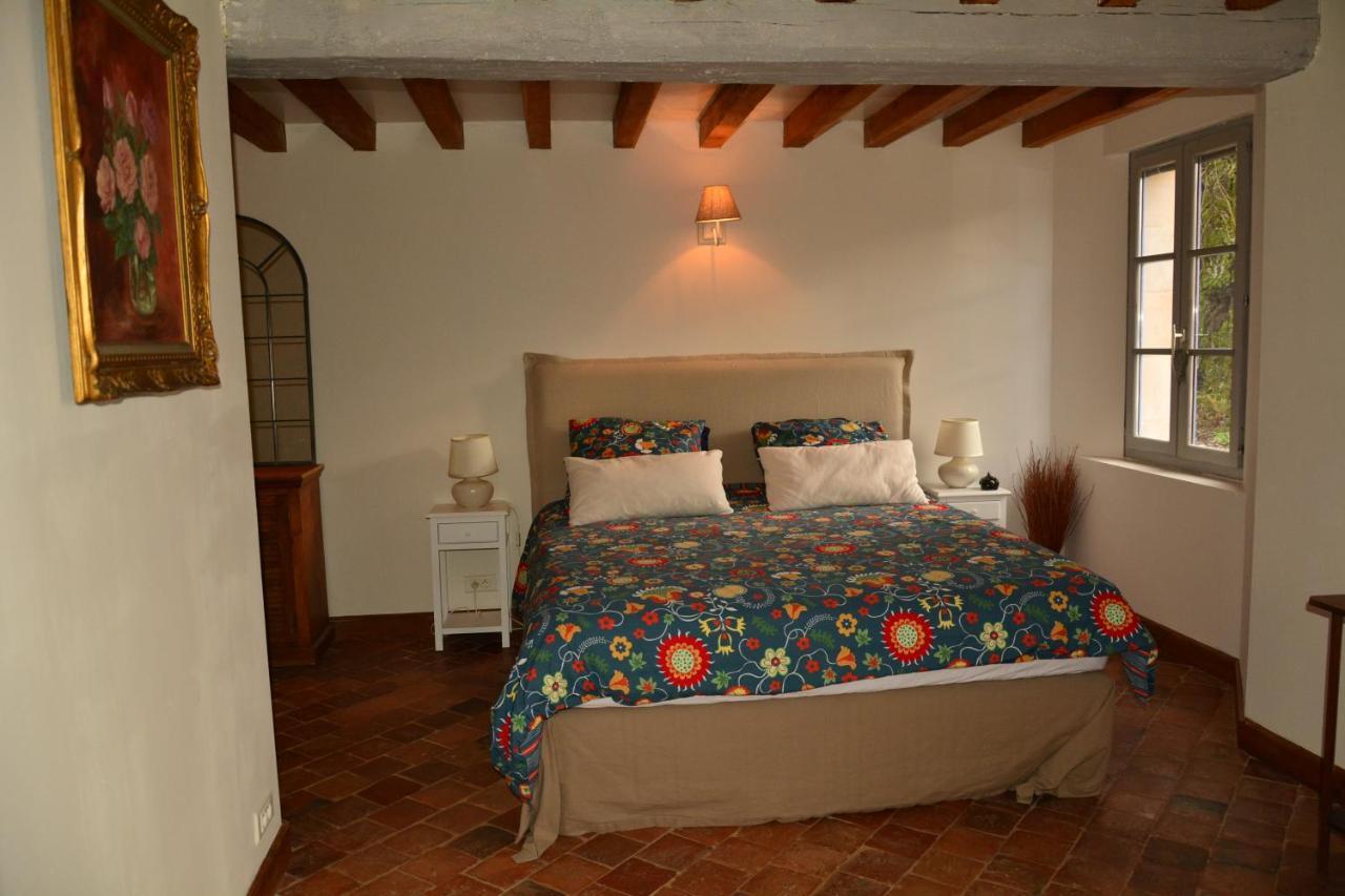 Le Vieux Saule Hotel Saints-en-Puisaye Bagian luar foto