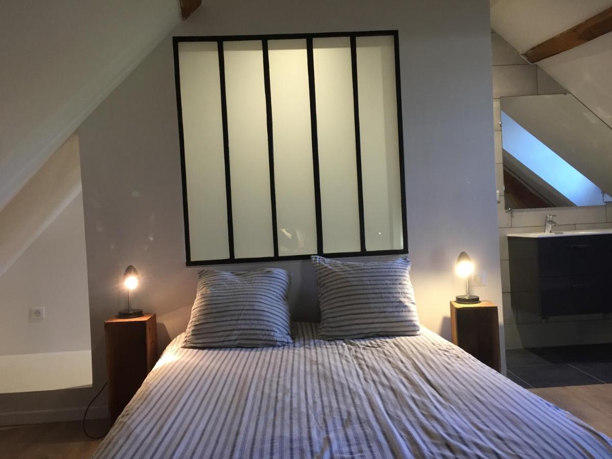 Le Vieux Saule Hotel Saints-en-Puisaye Bagian luar foto
